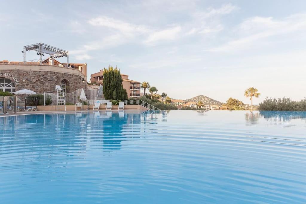 Village Cap Esterel, Piscine, Plage Сен-Рафаэль Экстерьер фото