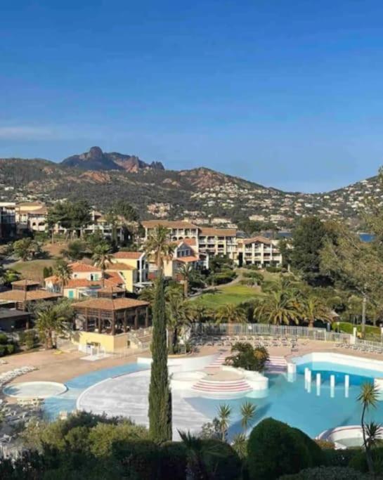 Village Cap Esterel, Piscine, Plage Сен-Рафаэль Экстерьер фото