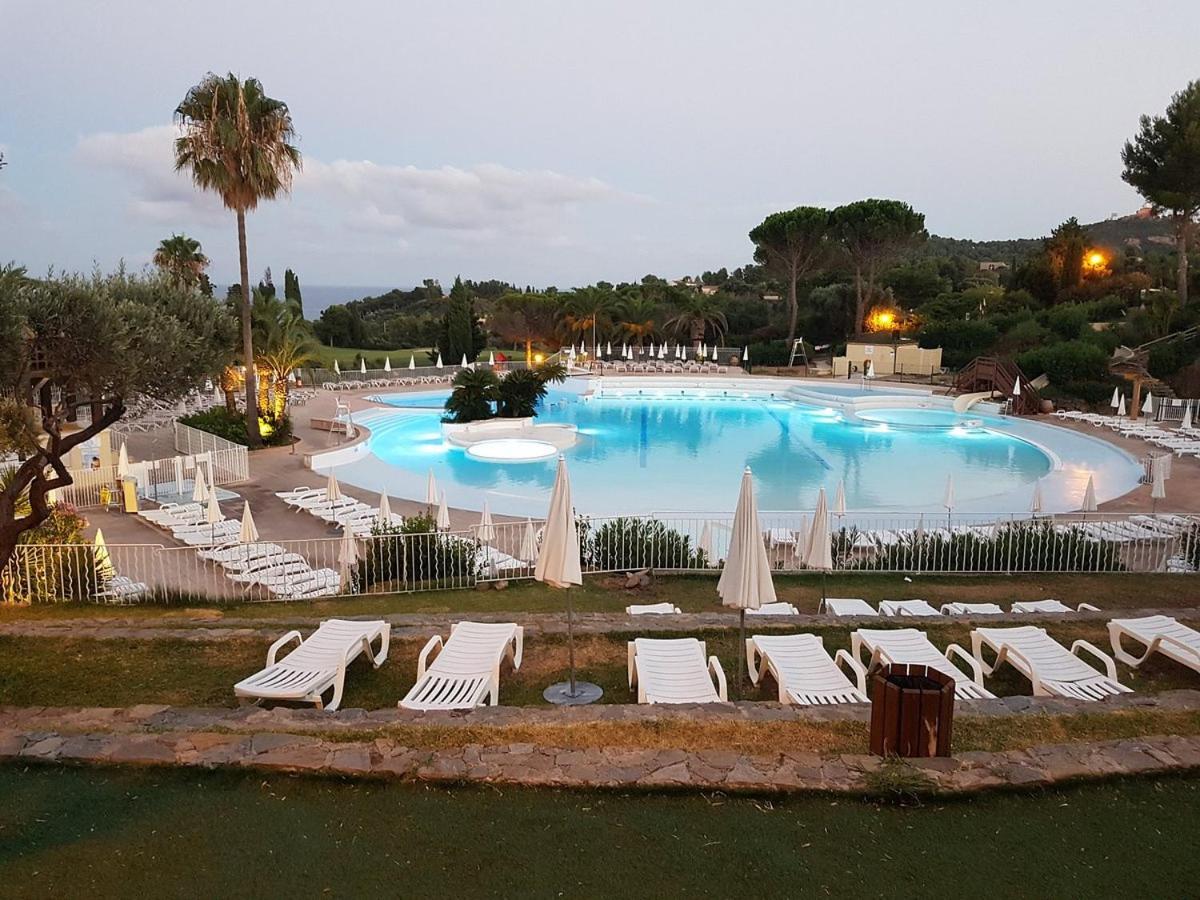 Village Cap Esterel, Piscine, Plage Сен-Рафаэль Экстерьер фото