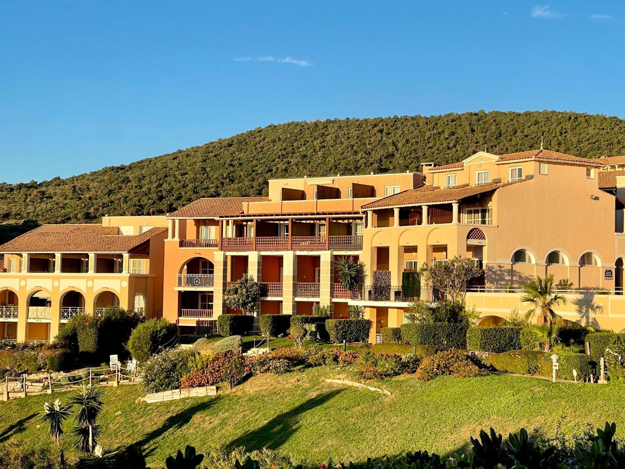 Village Cap Esterel, Piscine, Plage Сен-Рафаэль Экстерьер фото