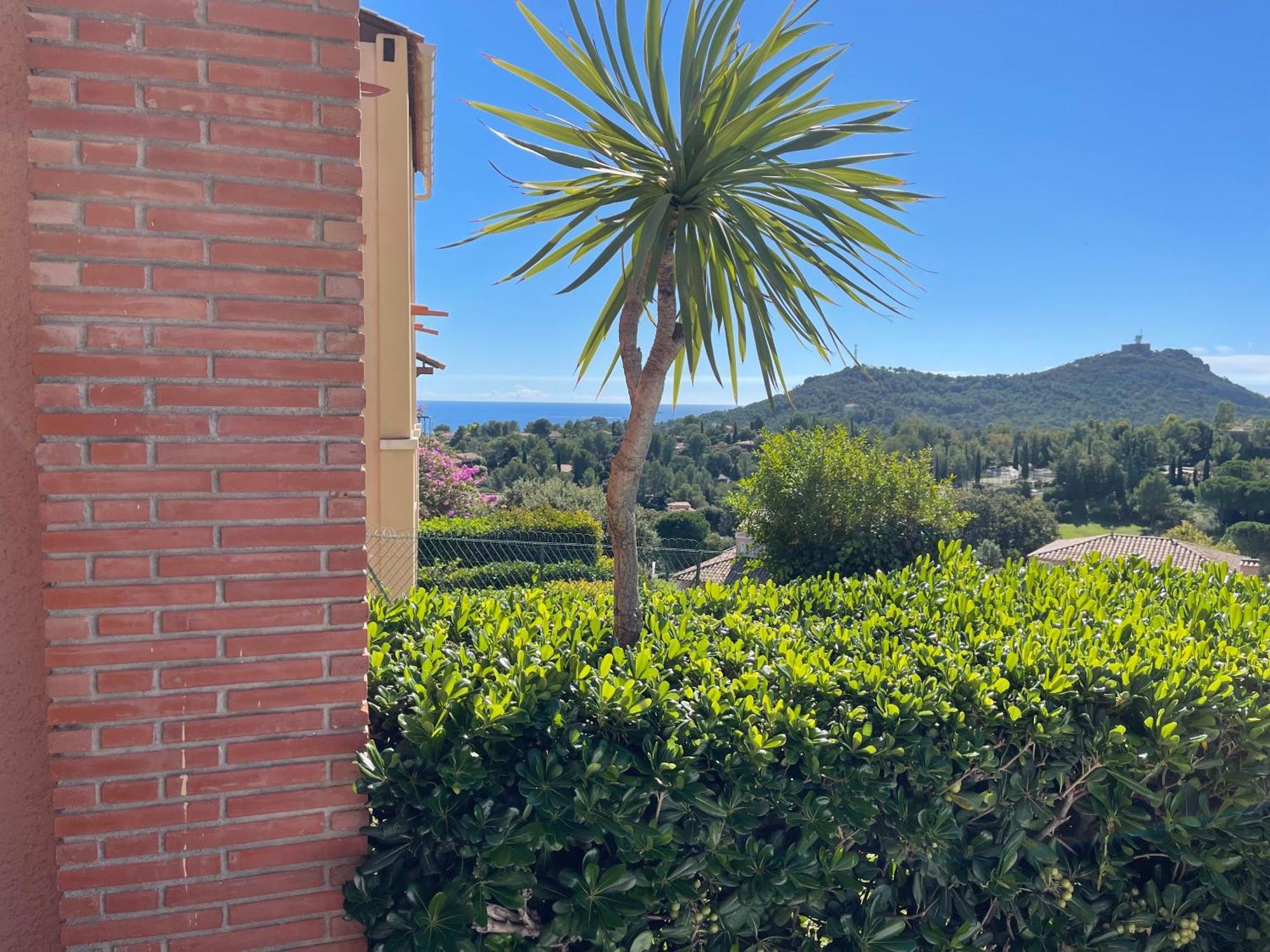 Village Cap Esterel, Piscine, Plage Сен-Рафаэль Экстерьер фото